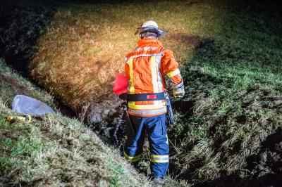 Kaisersbach: Gruenes Wasser in der Lein sorgt fuer Feuerwehreinsatz